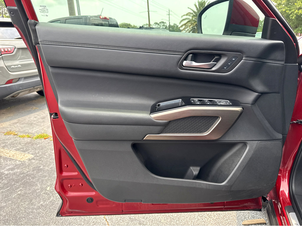2024 Nissan Pathfinder Platinum photo 17