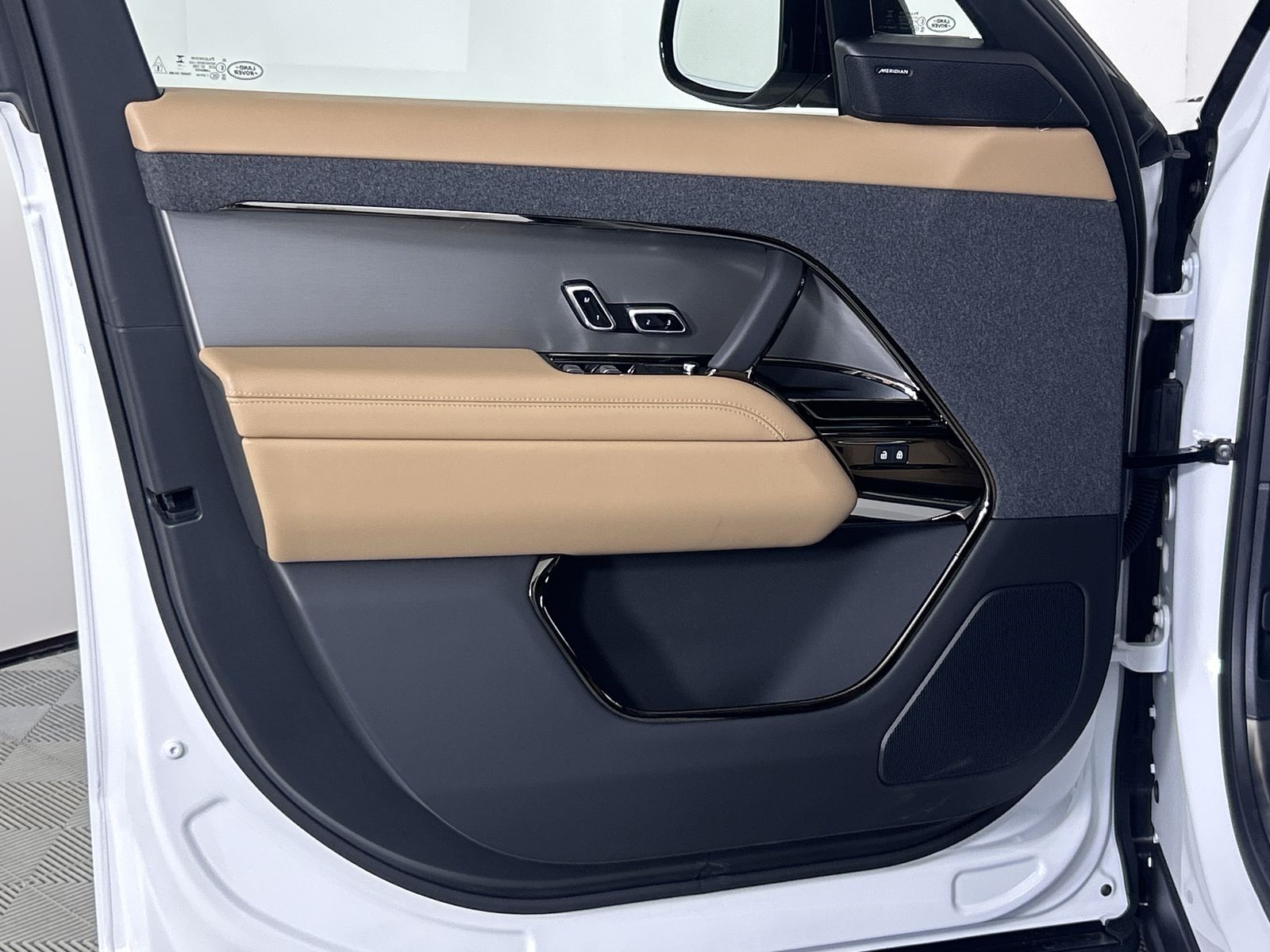 2025 Land Rover Range Rover Sport SE photo 19