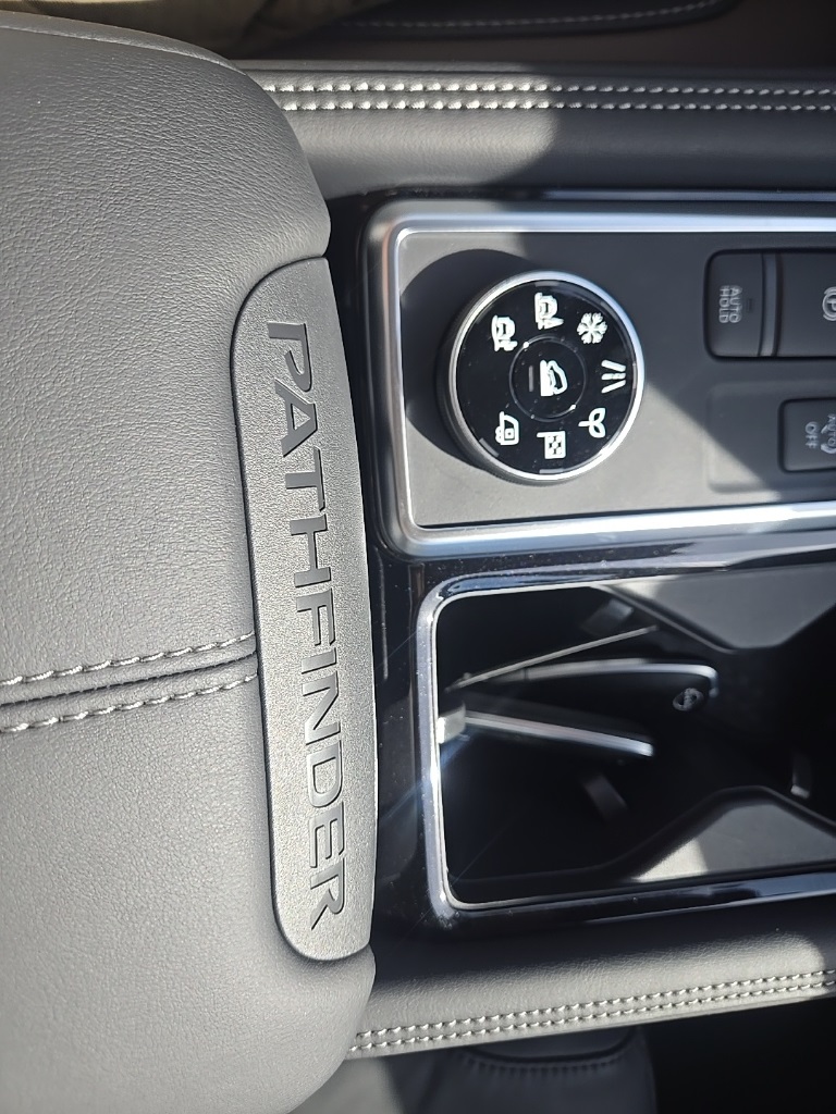 2025 Nissan Pathfinder Platinum photo 15
