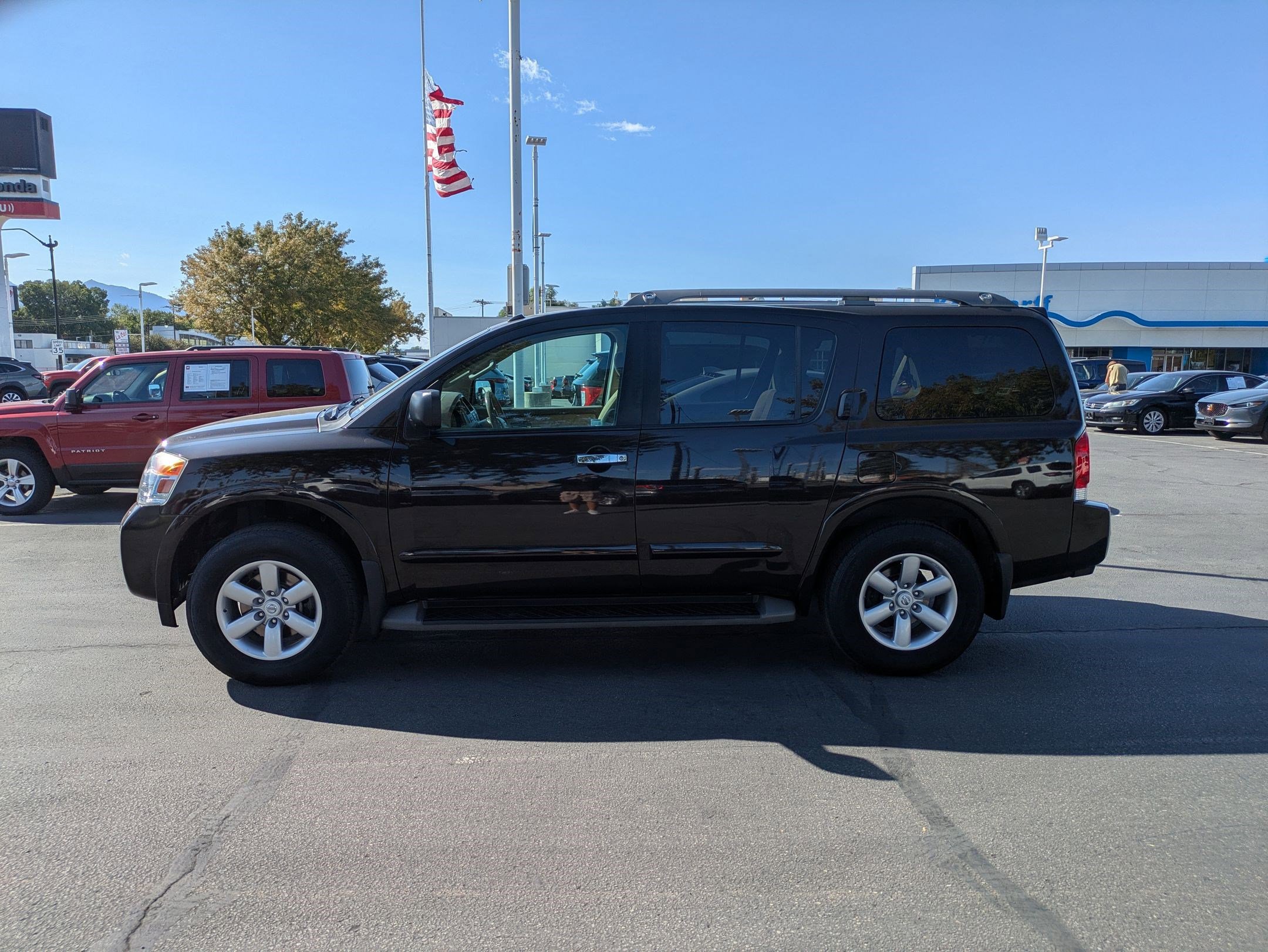 2015 Nissan Armada SV photo 3