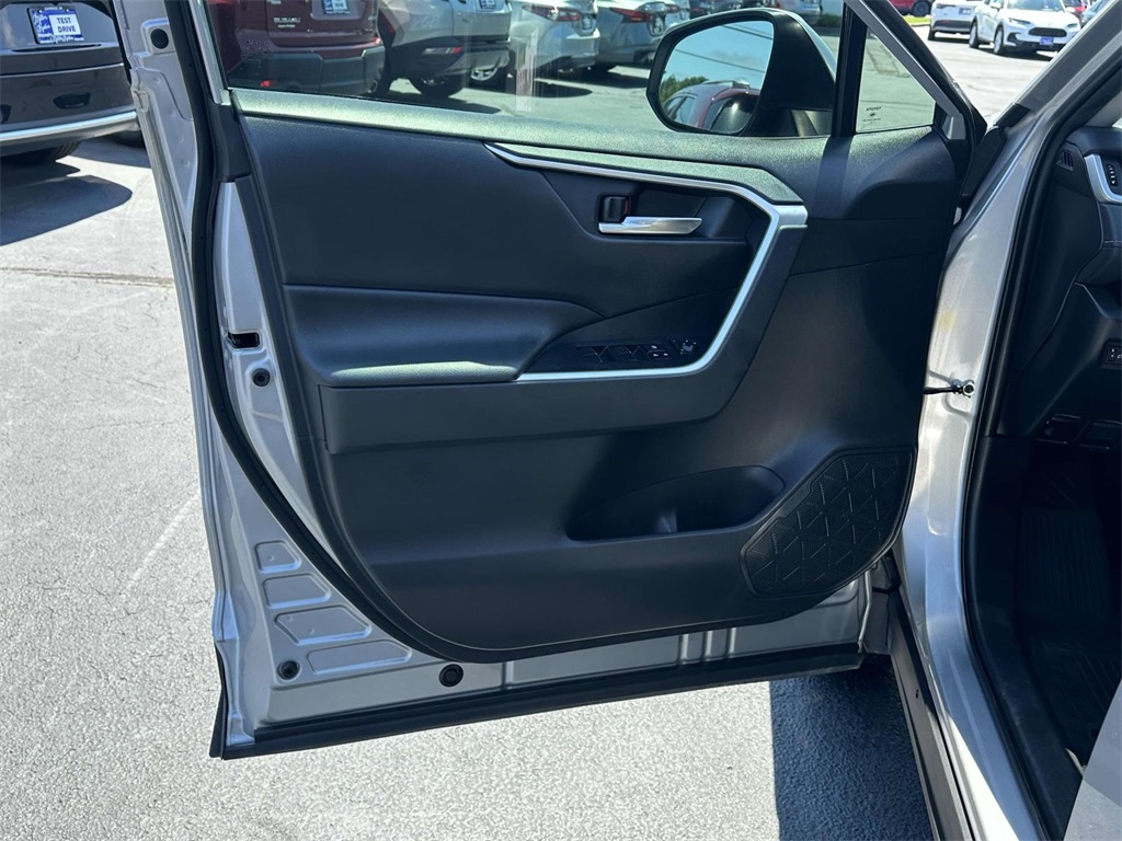 2021 Toyota RAV4 XLE Premium photo 4