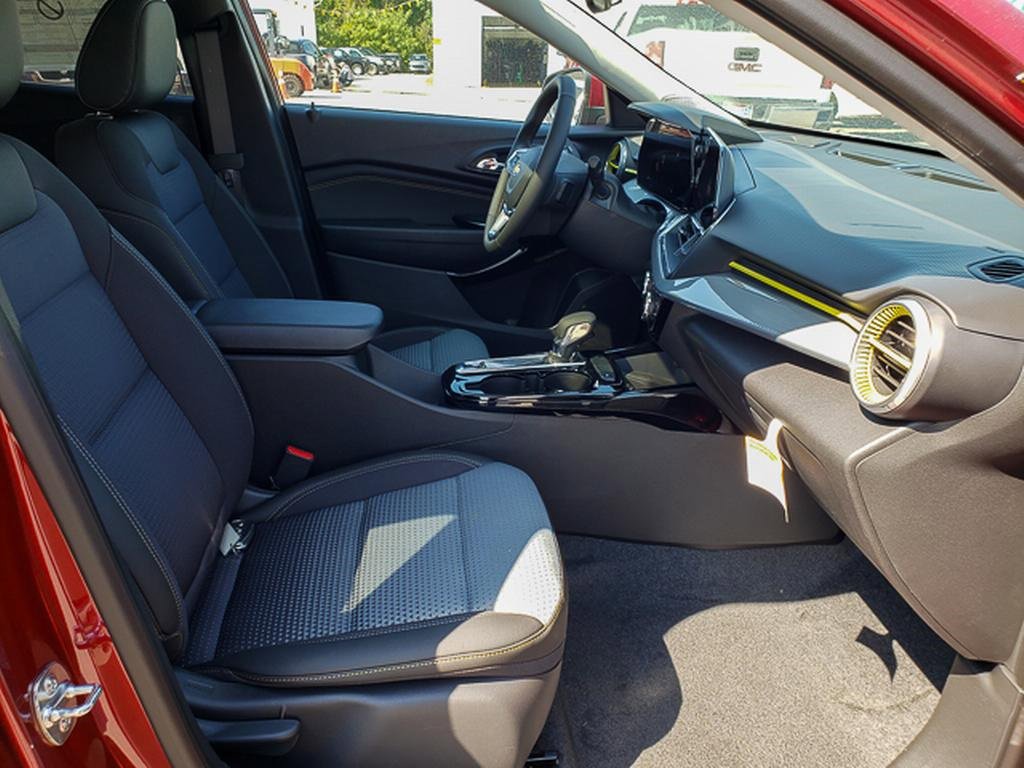 2025 Chevrolet Trax LT photo 27