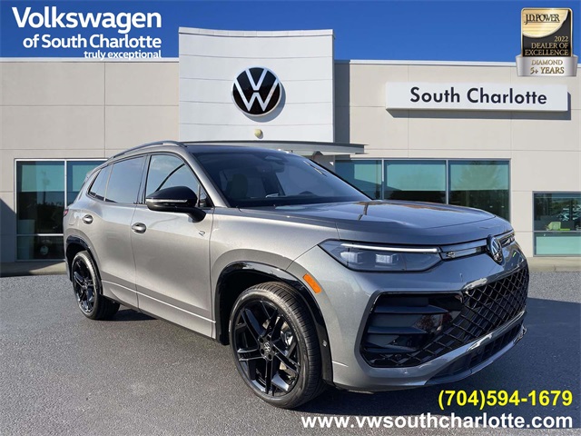 2026 Volkswagen Tiguan SE R-LINE BLACK's photo