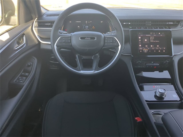 2025 Jeep Grand Cherokee Laredo Altitude photo 17