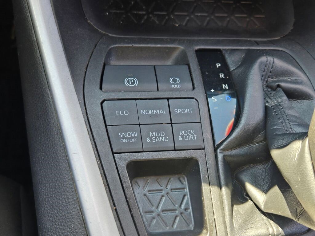 2022 Toyota RAV4 LE photo 18