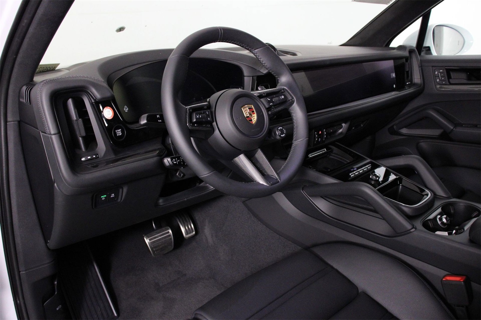 2025 Porsche Cayenne GTS photo 4