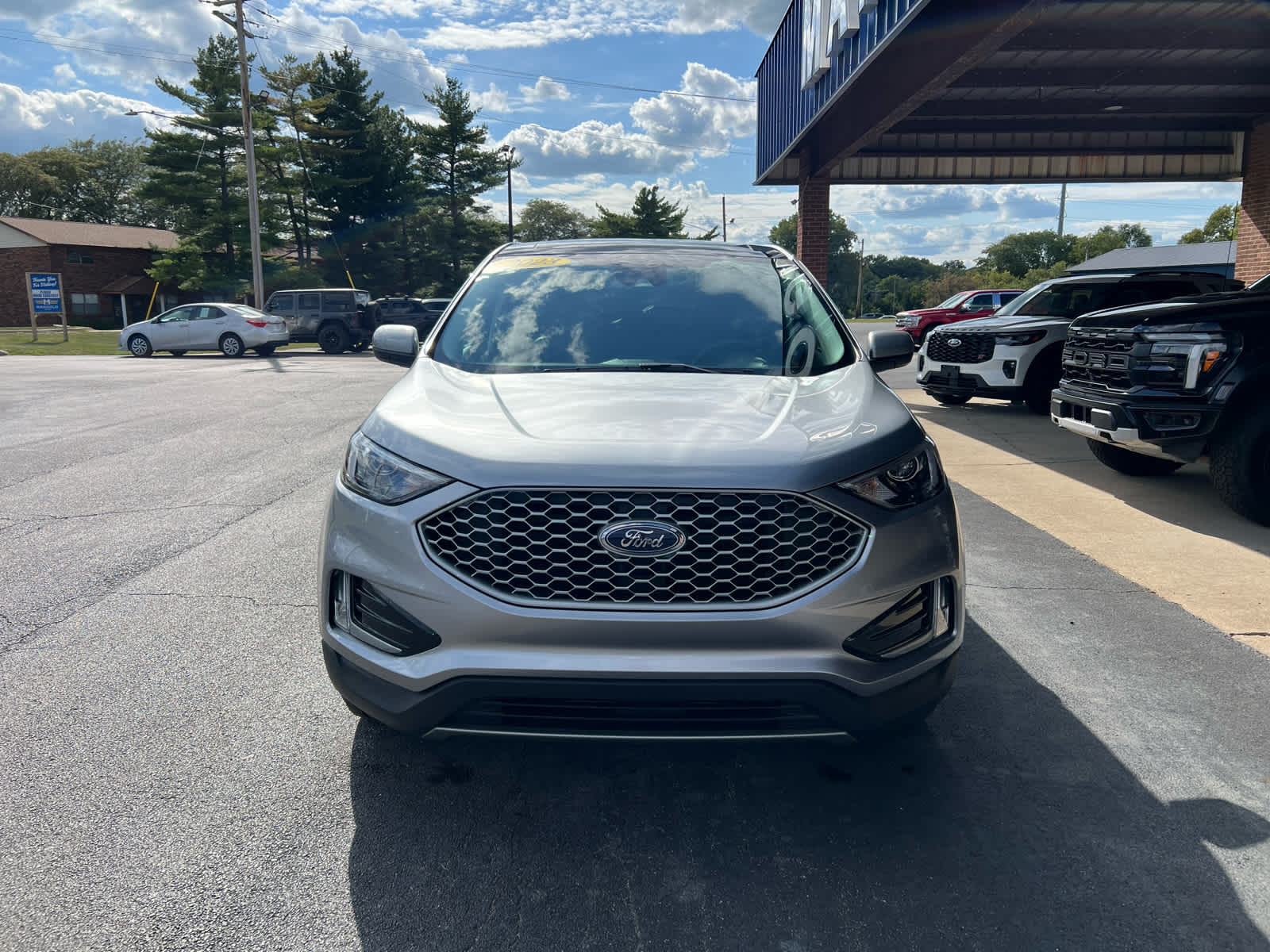 2023 Ford Edge SEL photo 2
