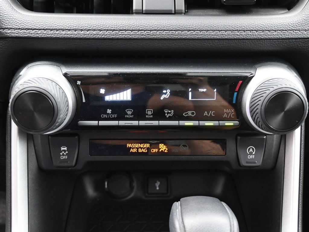 2022 Toyota RAV4 LE photo 18