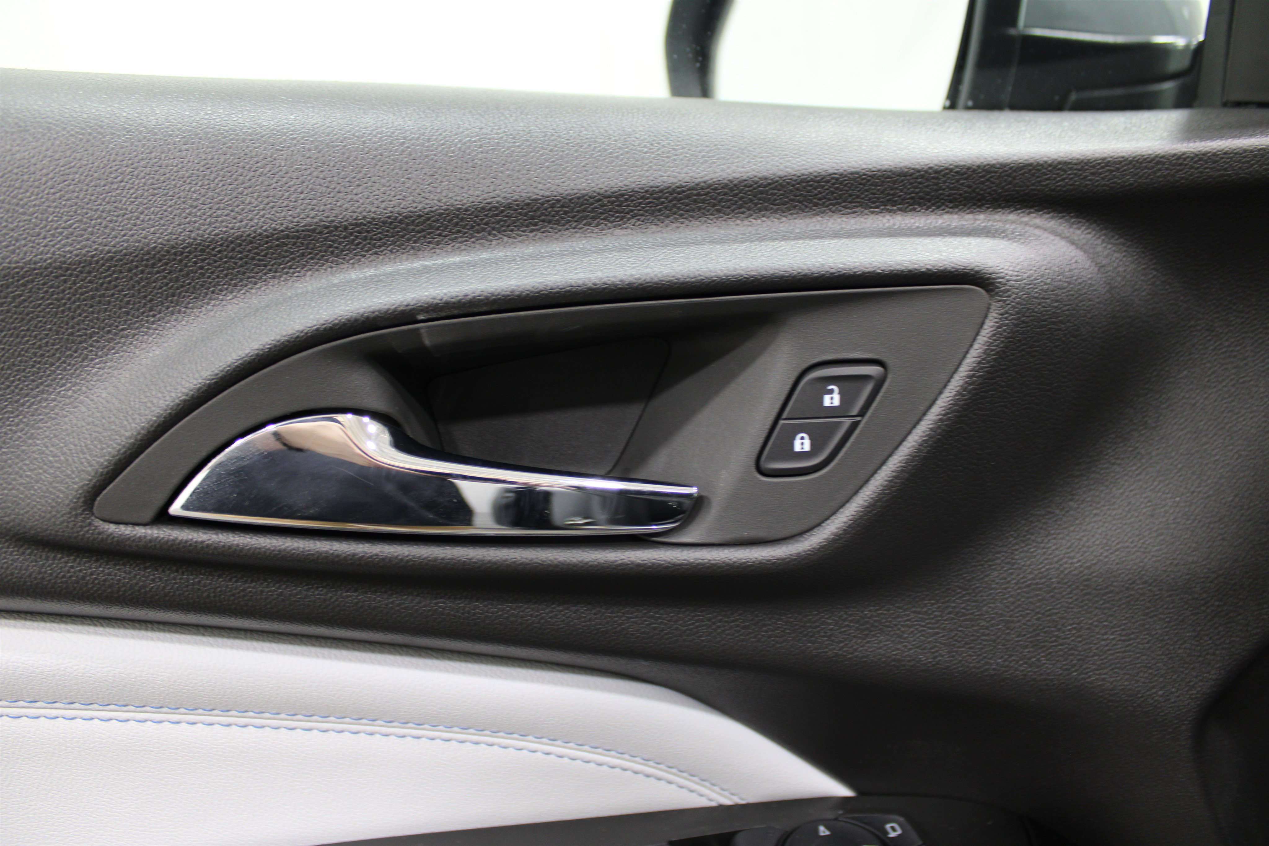 2025 Chevrolet Trax LT photo 4