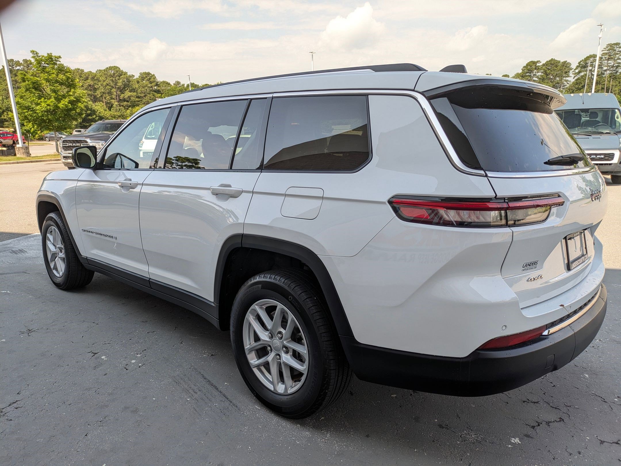 2023 Jeep Grand Cherokee Laredo photo 5