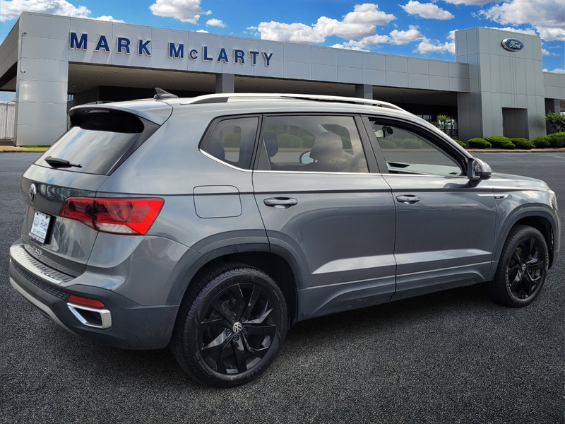 2022 Volkswagen Taos SE photo 2