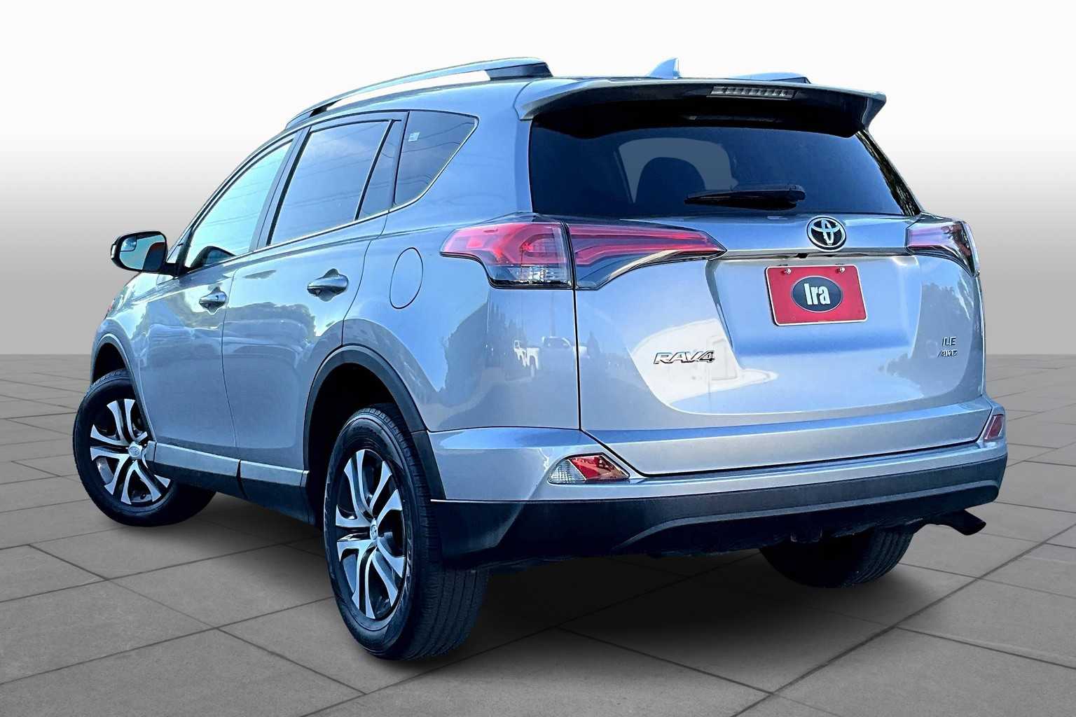 2017 Toyota RAV4 LE photo 10