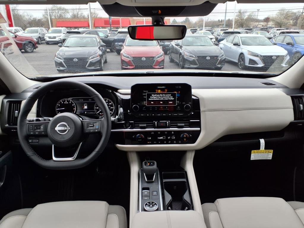 2025 Nissan Pathfinder SL photo 5