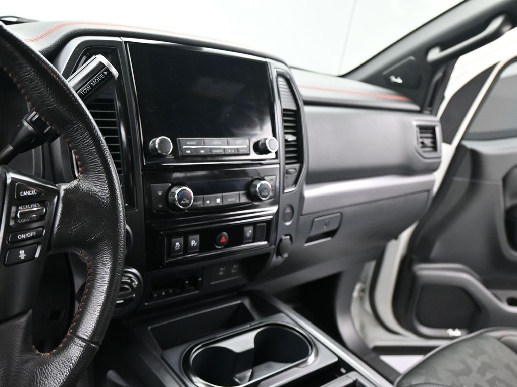 2020 Nissan Titan PRO-4X photo 3