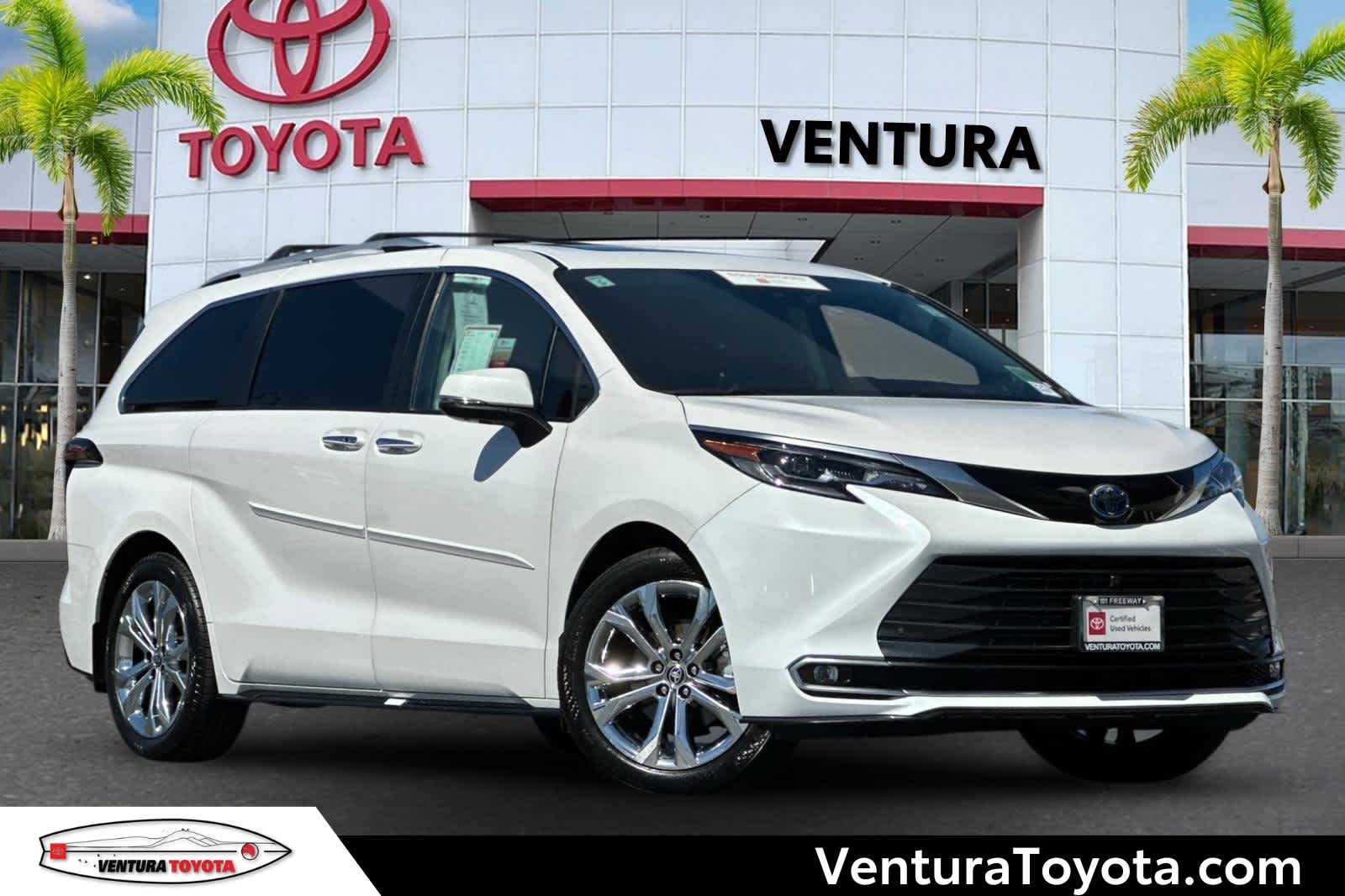 2024 Toyota Sienna Platinum's photo