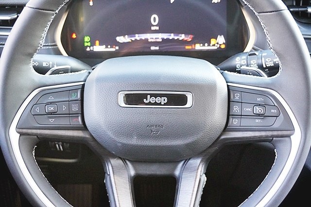 New 2023 Silver Zynith Exterior Paint Jeep Limited image 25