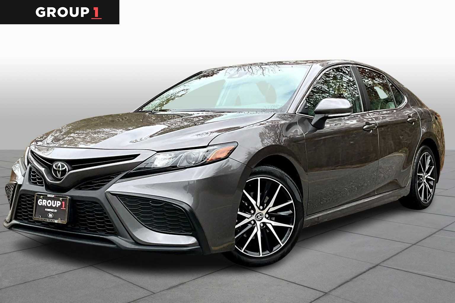 2023 Toyota Camry SE's photo