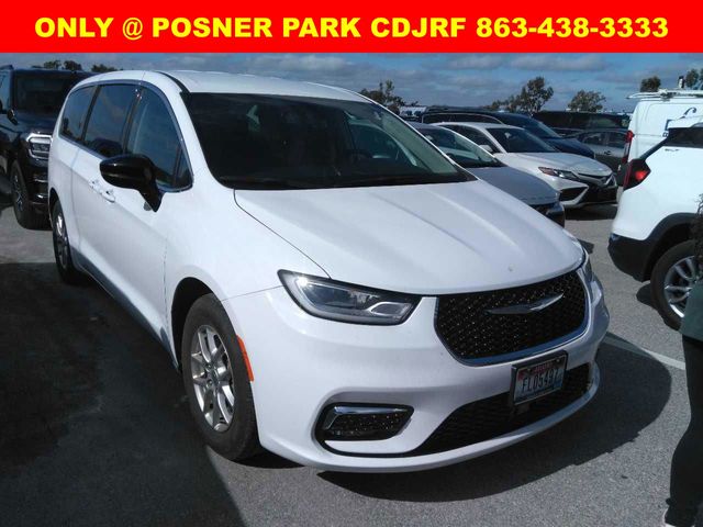 2024 Chrysler Pacifica Touring L's photo