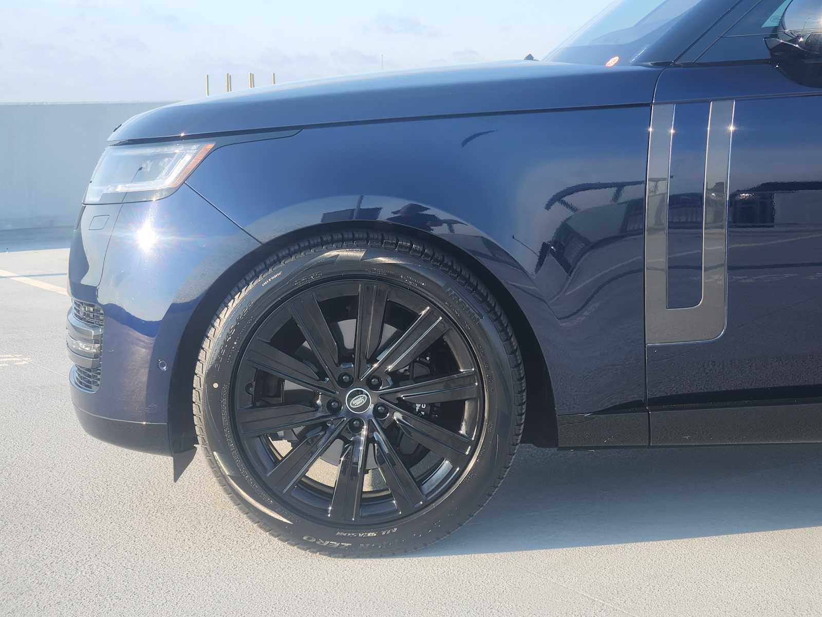 2023 Land Rover Range Rover SE photo 9