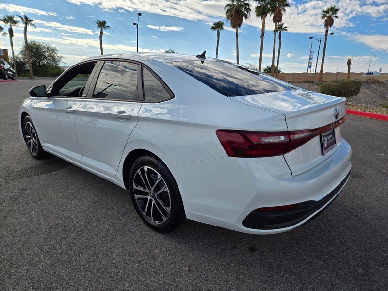 2025 Volkswagen Jetta 1.5T Sport photo 3