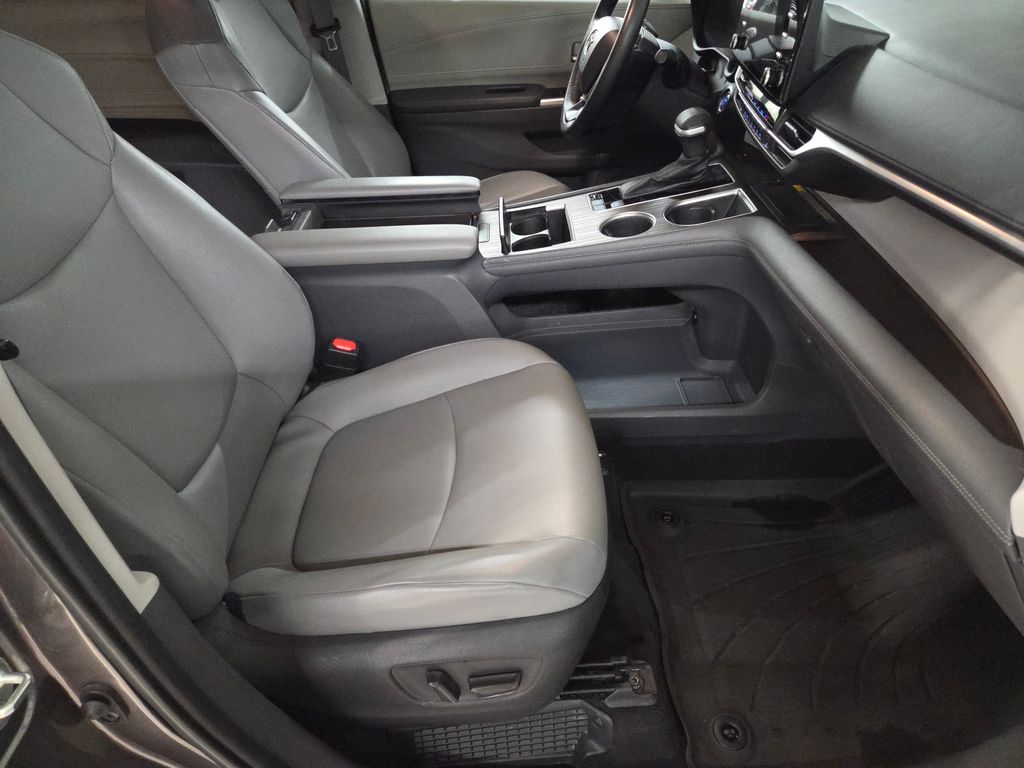2022 Toyota Sienna XLE photo 25