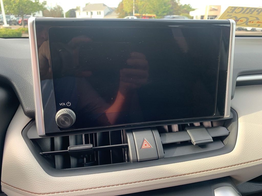 2025 Toyota RAV4 XLE photo 12