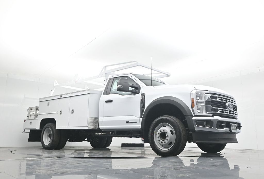 2025 Ford F-450 photo 2