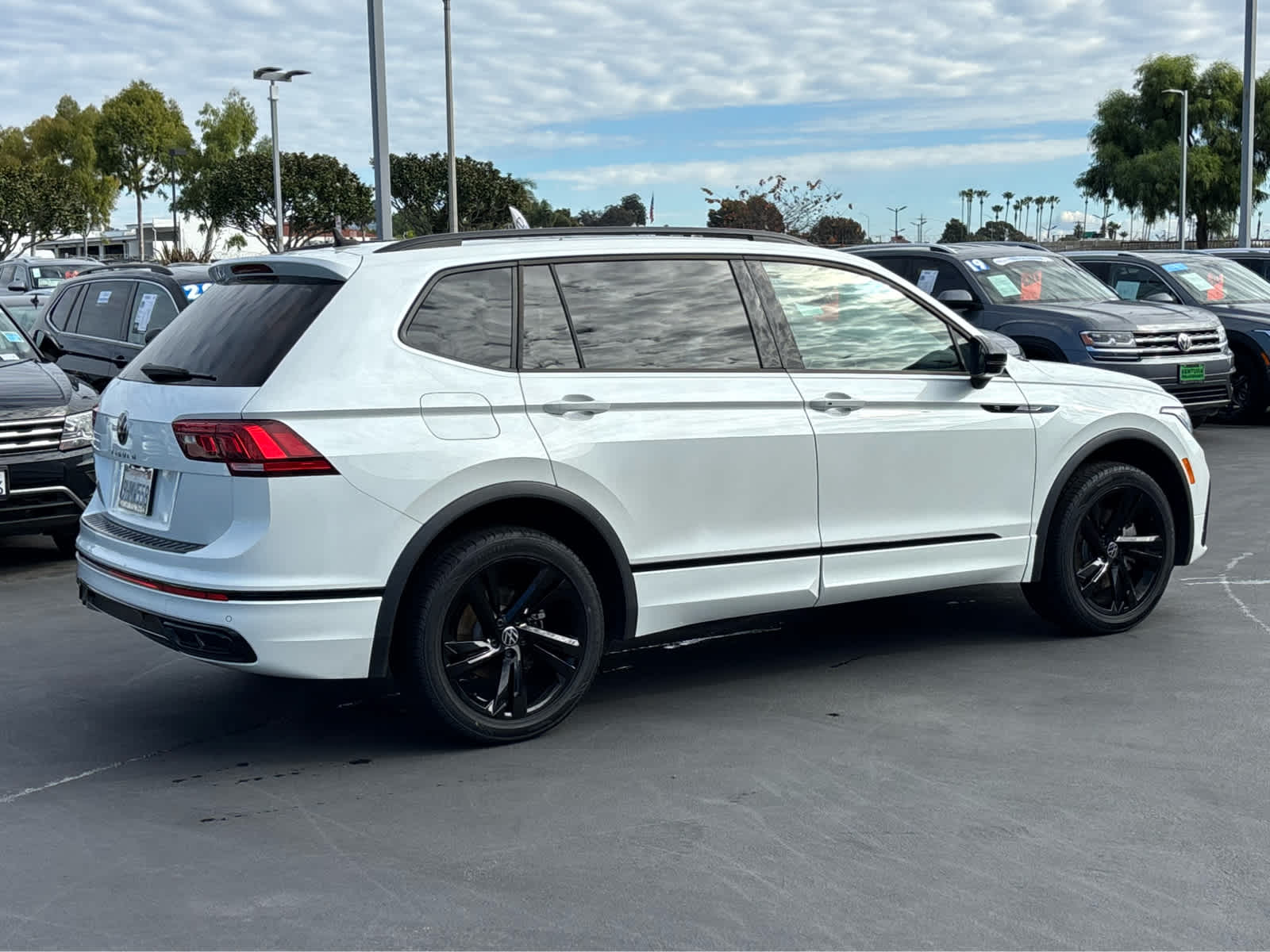 2023 Volkswagen Tiguan SE R-Line Black photo 3