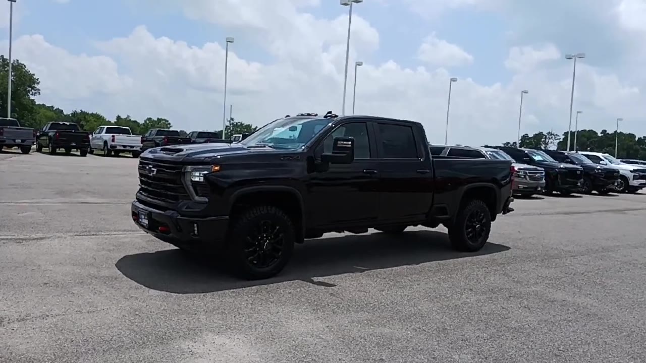 2025 Chevrolet Silverado 2500HD LT photo 3