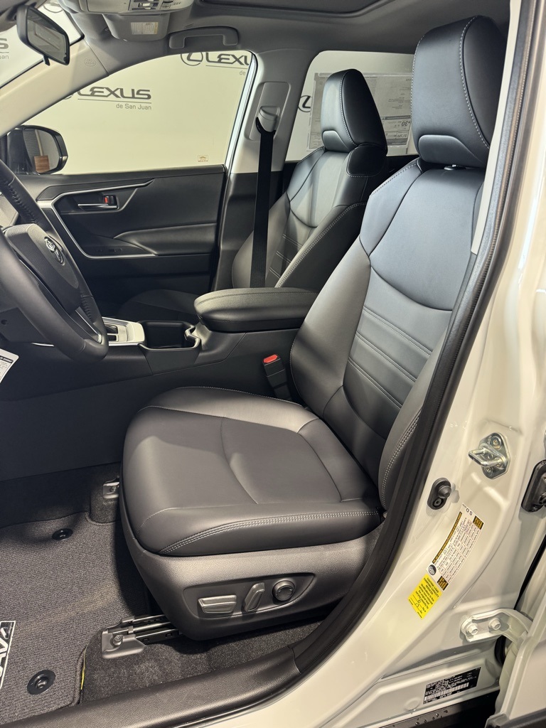 2025 Toyota RAV4 XLE Premium photo 33