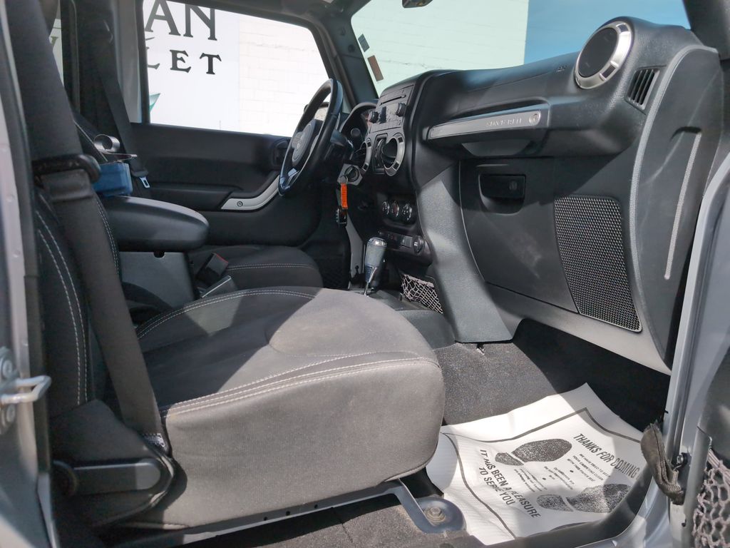 2017 Jeep Wrangler Unlimited Sahara photo 21