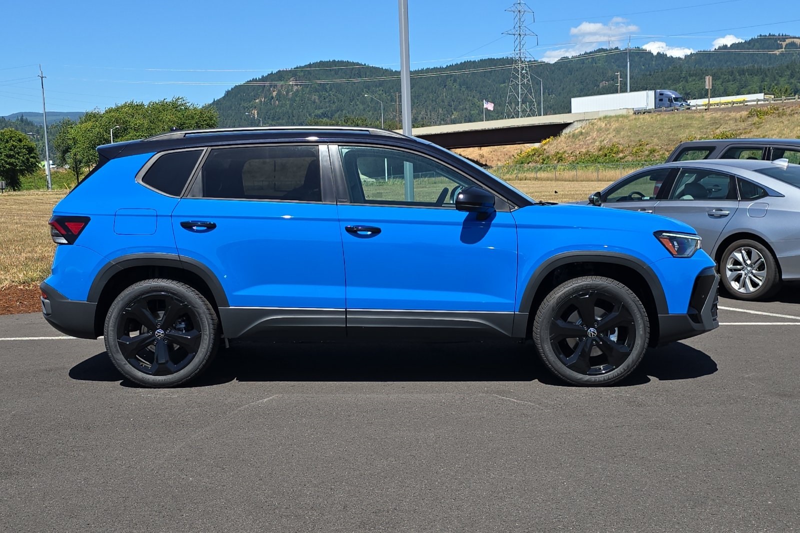 2025 Volkswagen Taos SE photo 2