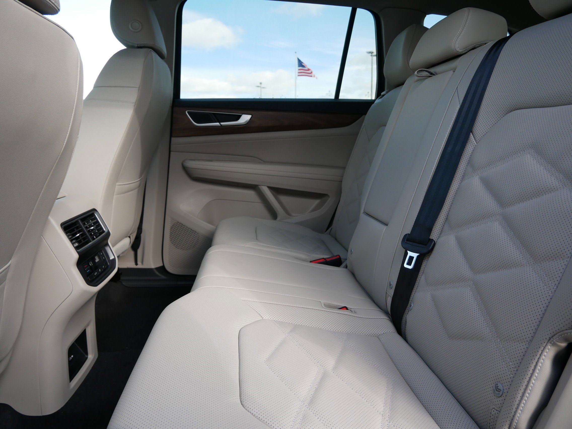 2026 Volkswagen Atlas SE photo 4