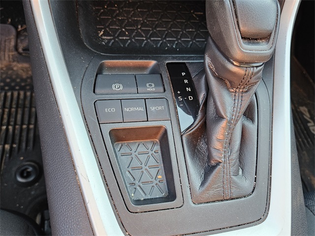 2020 Toyota RAV4 XLE photo 17