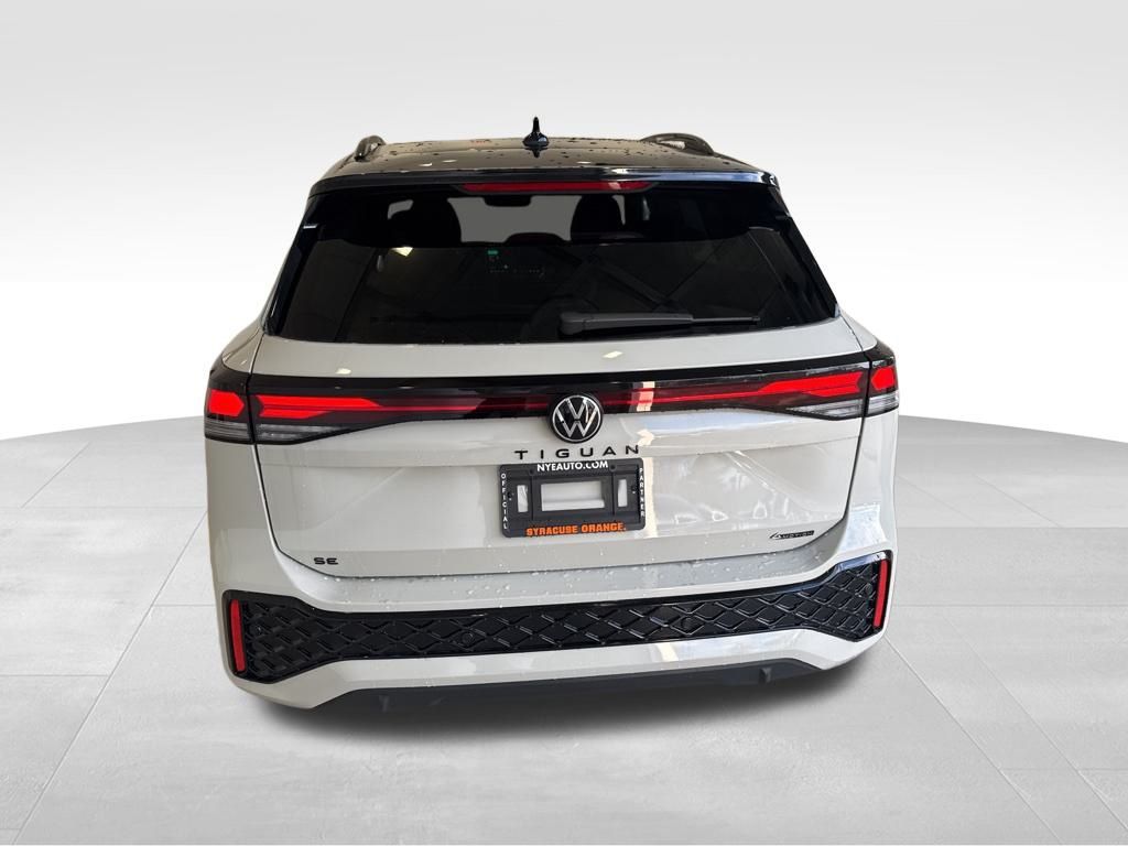 2026 Volkswagen Tiguan SE R-Line Black photo 4