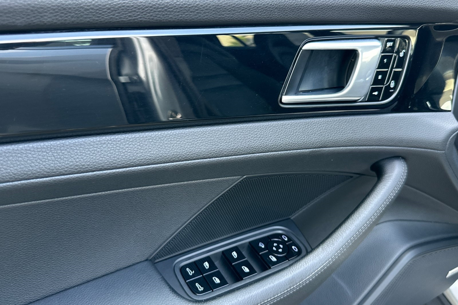 2018 Porsche Panamera 4 photo 11