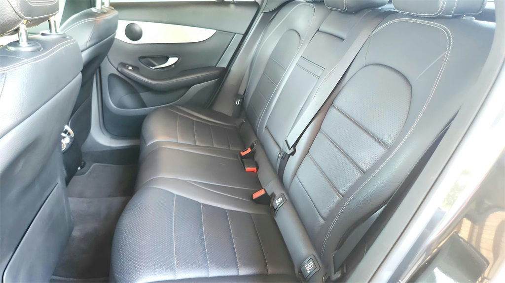 2021 Mercedes Benz GLC 300 photo 18