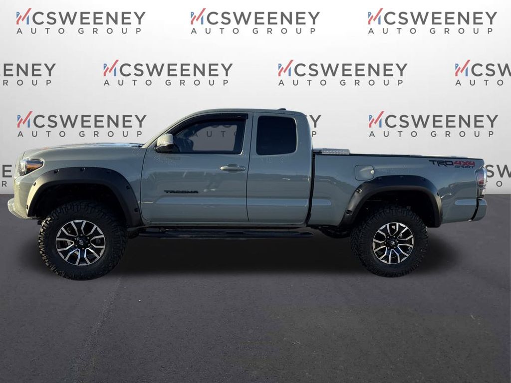 2022 Toyota Tacoma TRD Sport photo 2