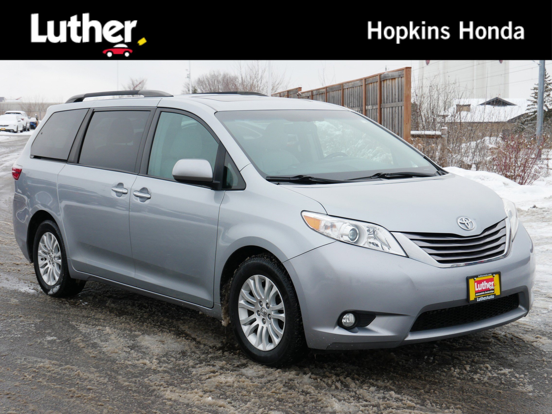 2016 Toyota Sienna XLE's photo