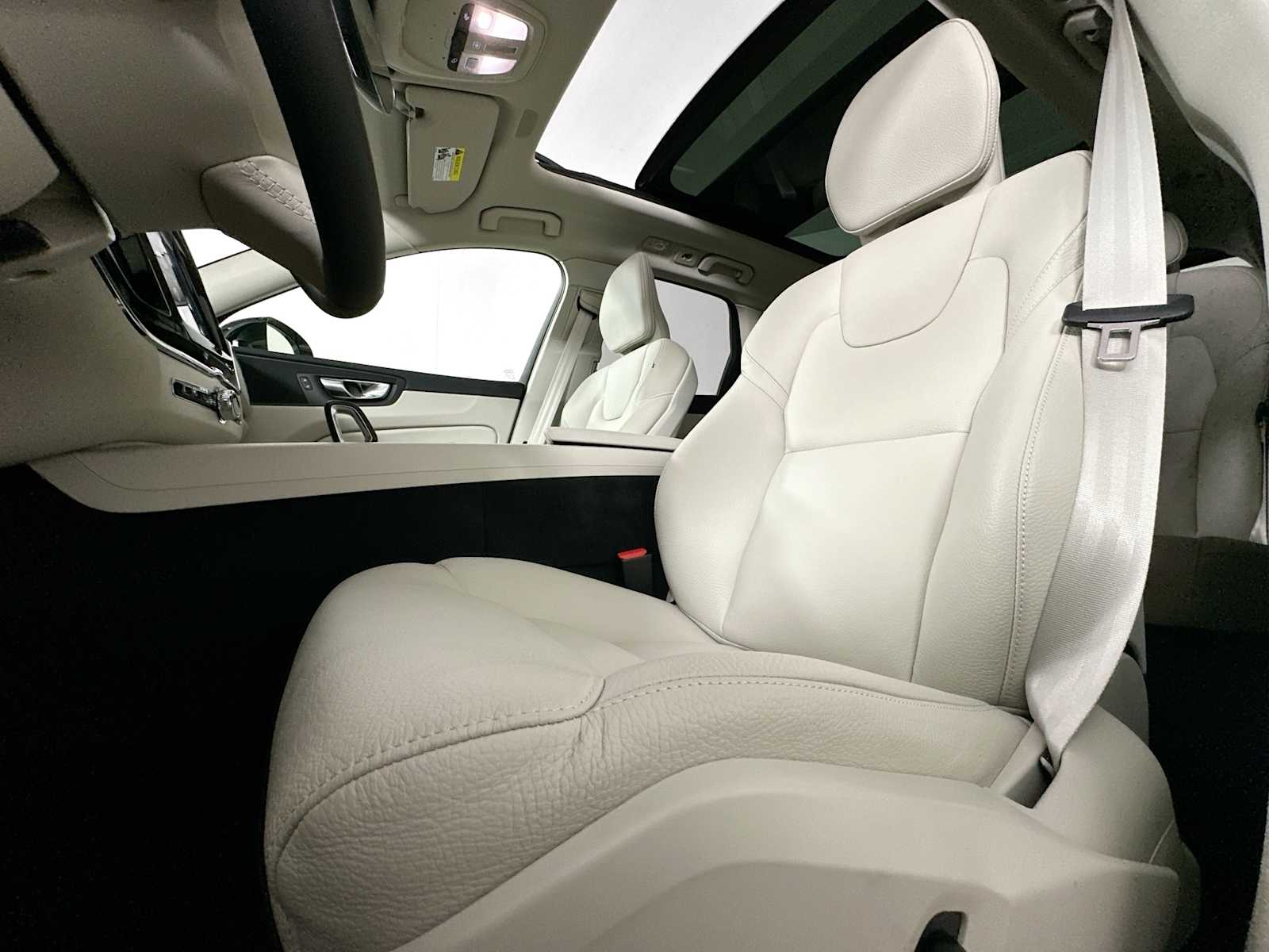 2025 Volvo XC60 T8 Plus photo 16