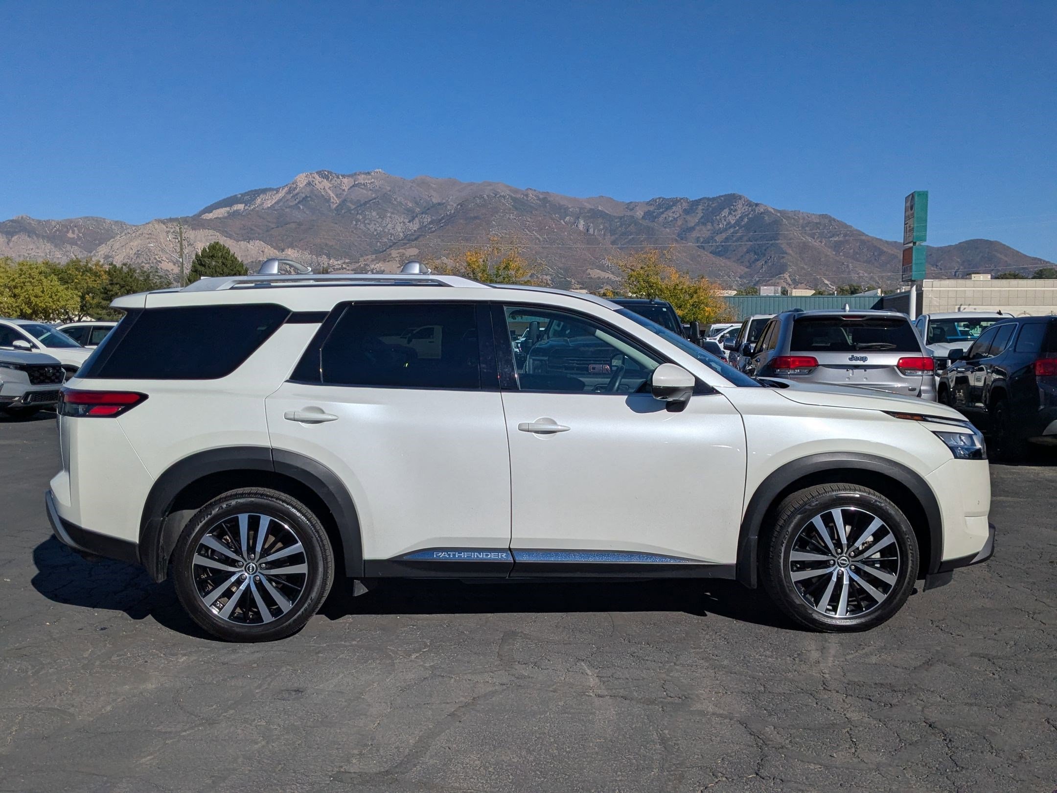 2023 Nissan Pathfinder Platinum photo 2