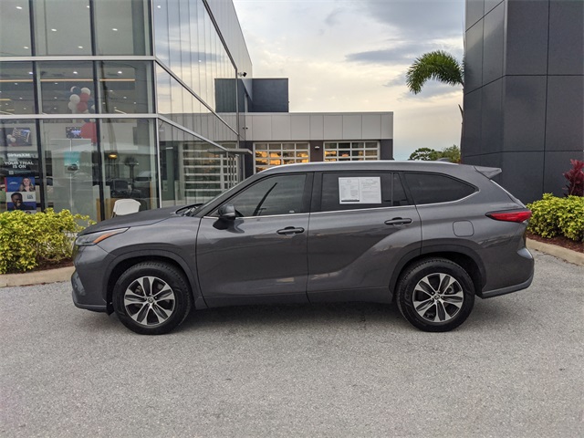 2021 Toyota Highlander XLE photo 3