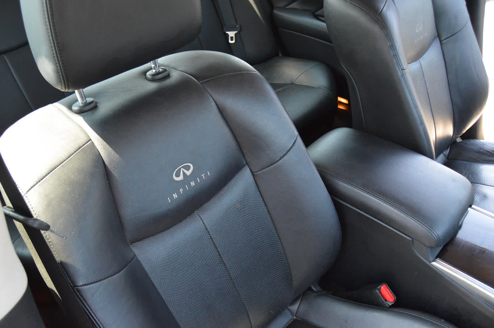 2011 Infiniti M37 photo 10