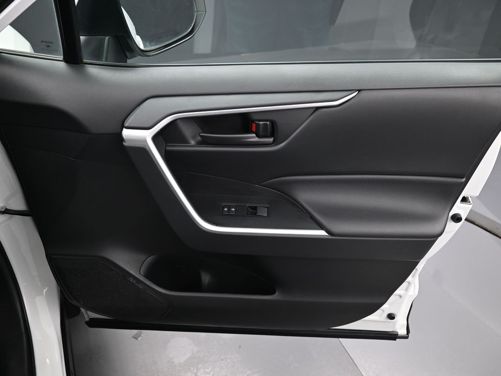2022 Toyota RAV4 LE photo 29