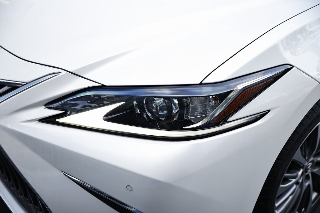 2021 Lexus ES 300h photo 11