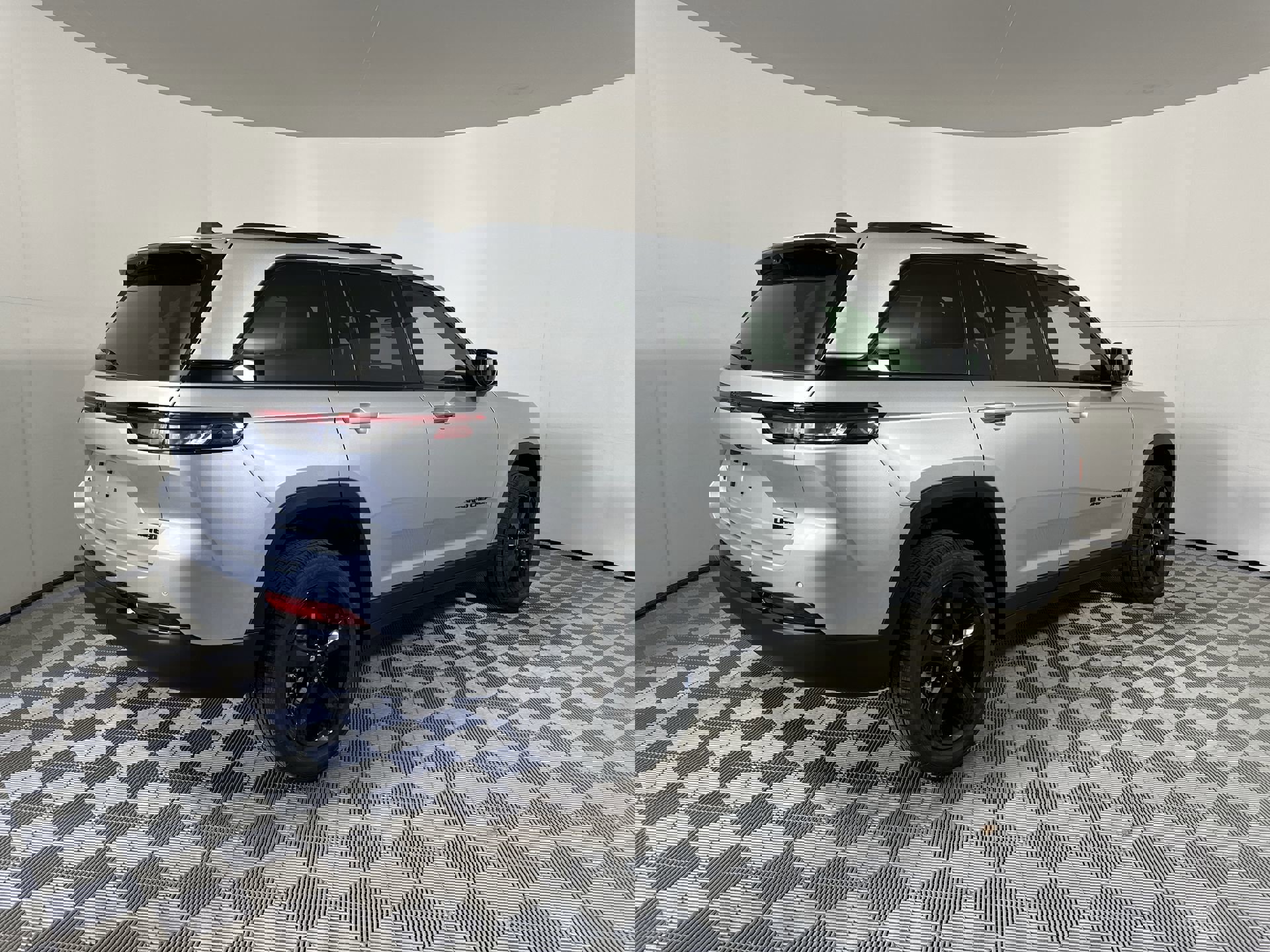 2025 Jeep Grand Cherokee Limited photo 2