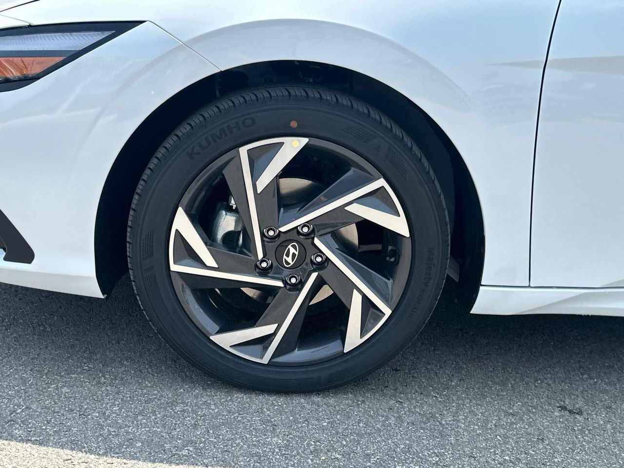 2025 Hyundai Elantra SEL Sport photo 6