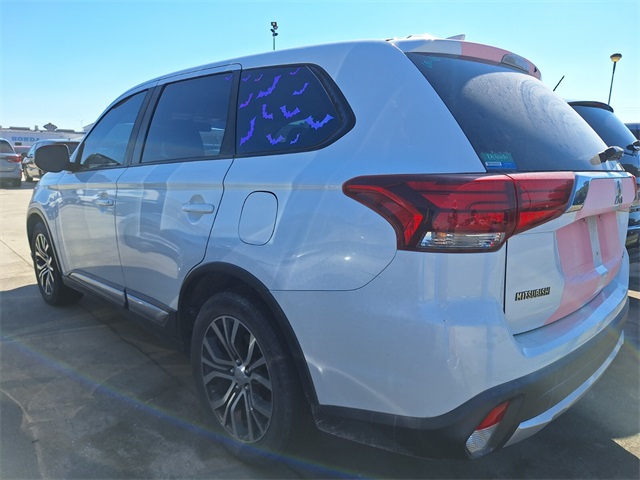 2017 Mitsubishi Outlander ES photo 2