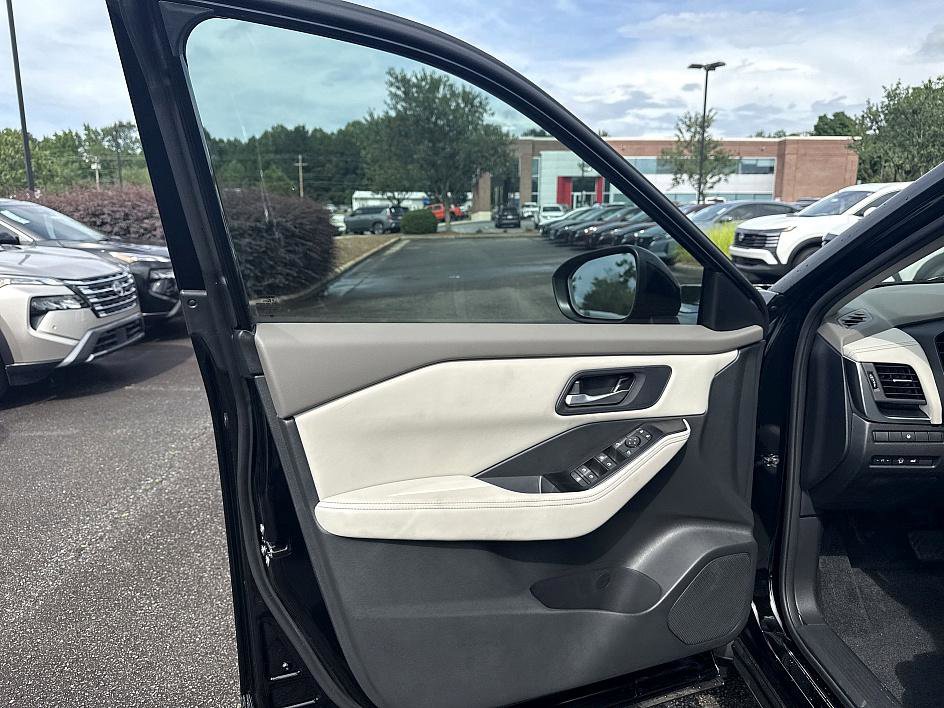 2025 Nissan Rogue SV photo 3