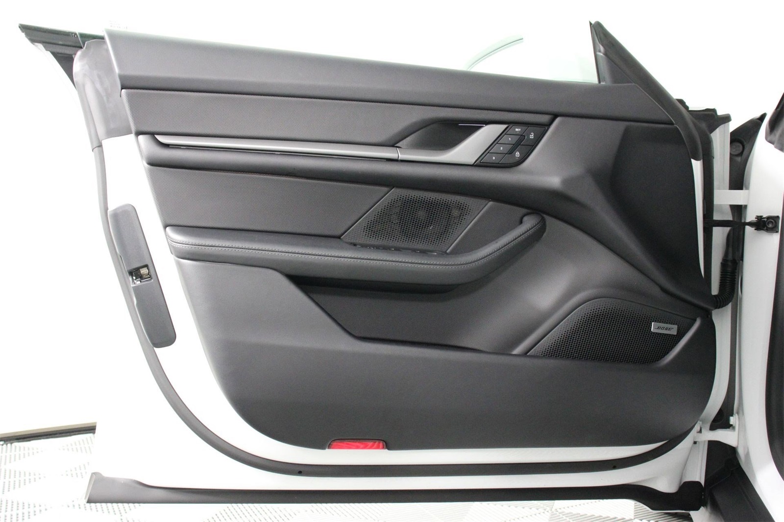 2025 Porsche Taycan photo 19
